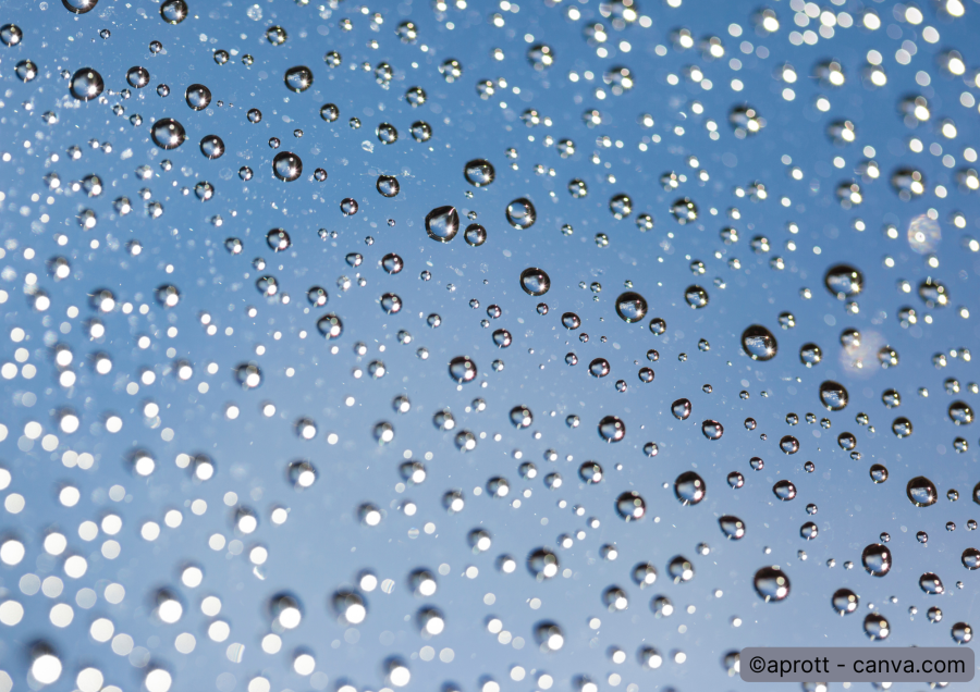 Regentropfen auf Glasscheibe
