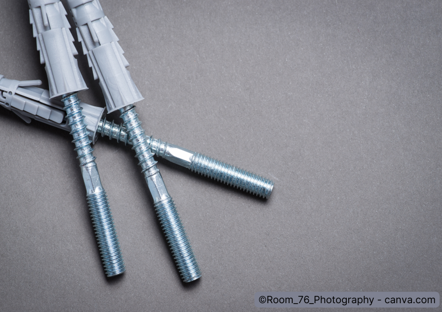 drei Dübel mit Schraubbolzen