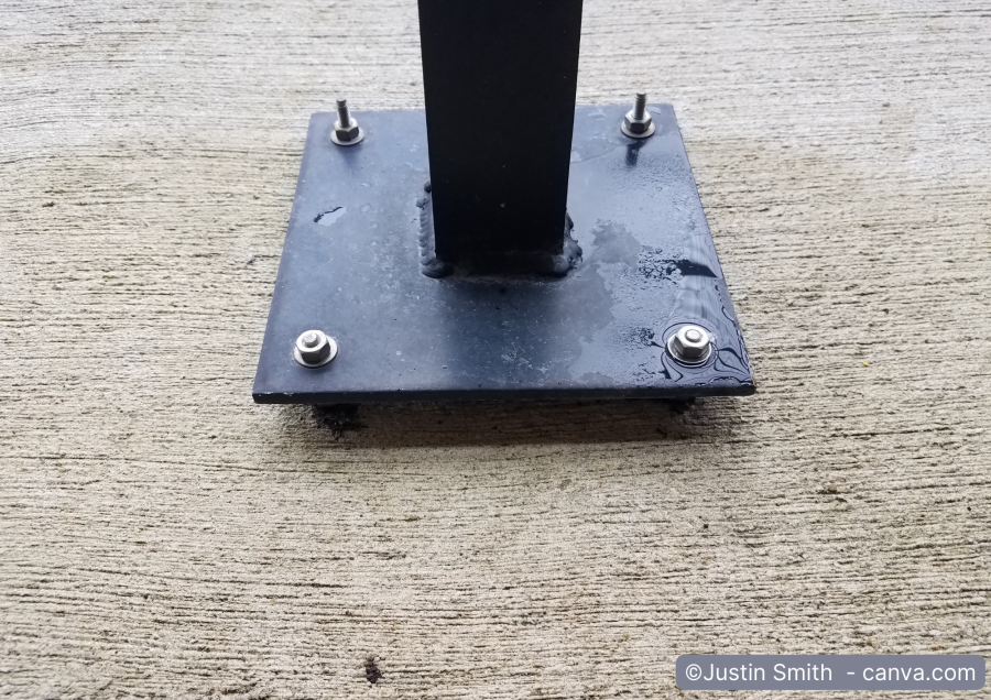 Metallpfosten mit Ankerplatte auf Beton