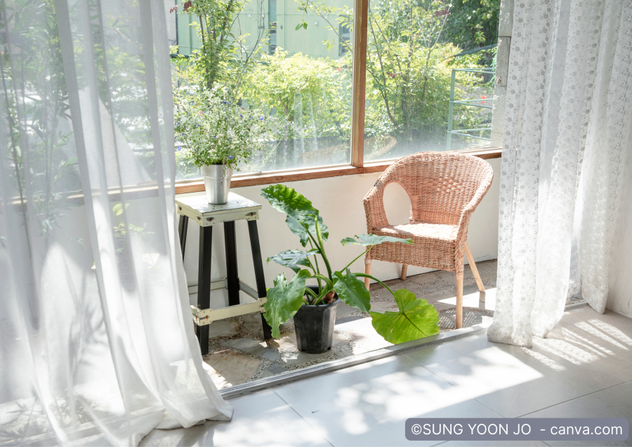 Morgensonne scheint in Wintergarten