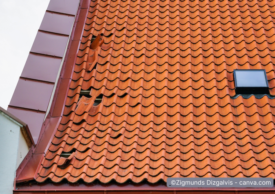 Dach mit vereinzelt beschädigten Dachziegeln