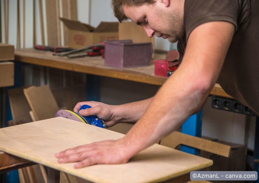 Mann schleift Küchenschranktür an