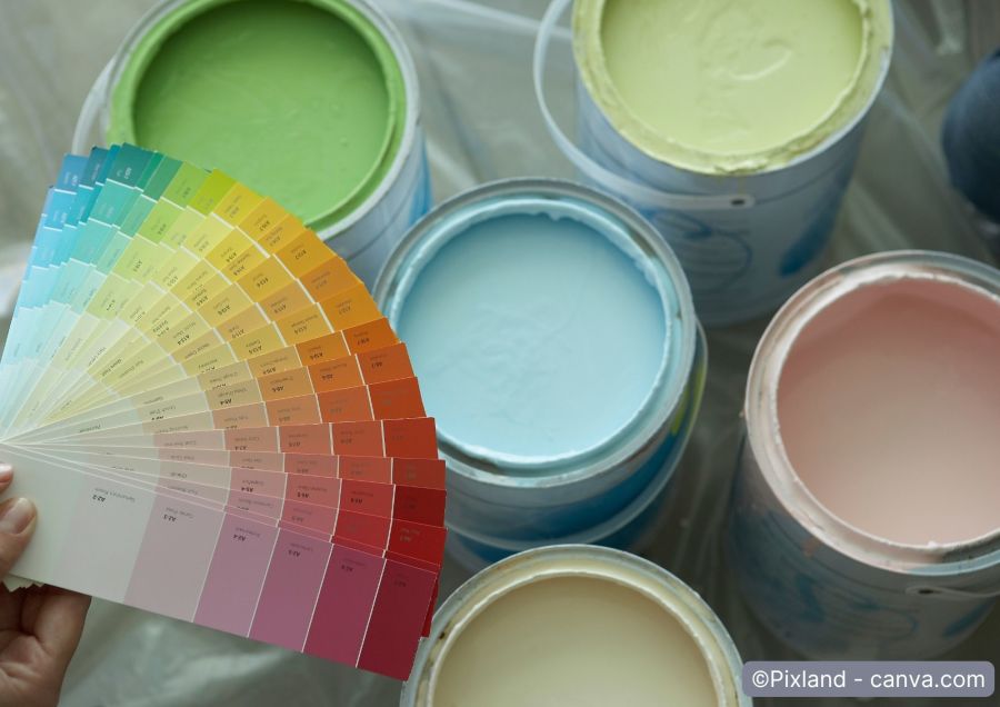 Verschiedene Farbeimer und Farbfächer