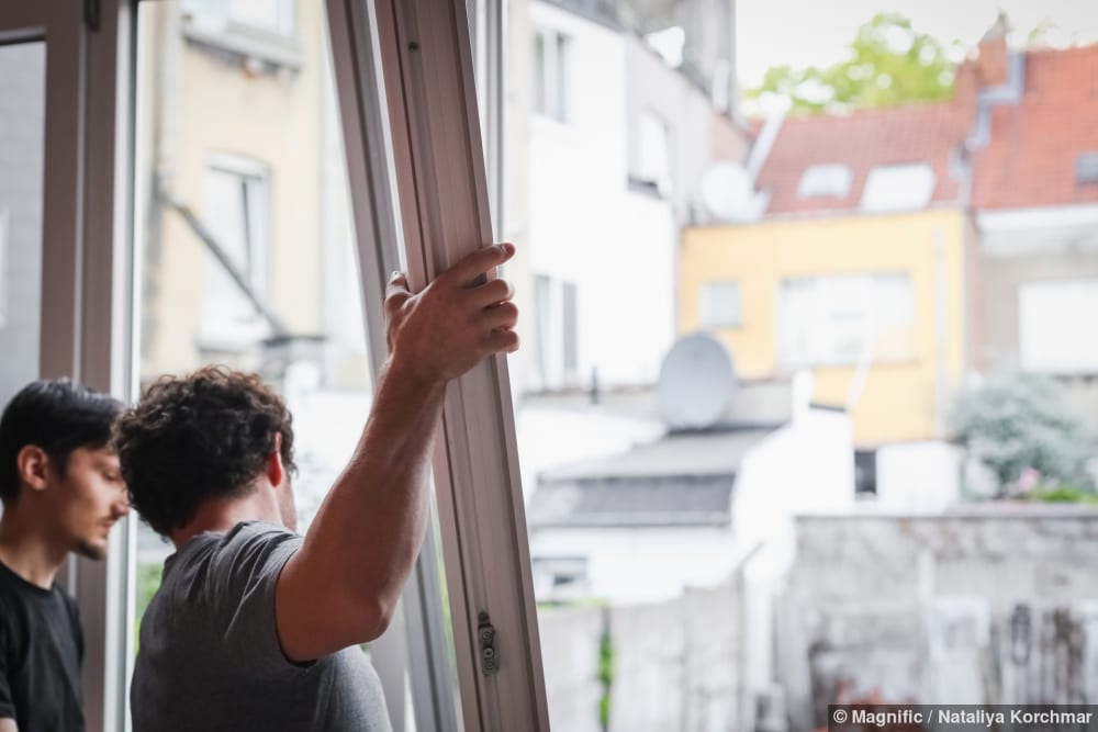 Handwerker installieren ein neues Fenster nach dem Austausch der alten 30-40 Jahre alten Fenster
