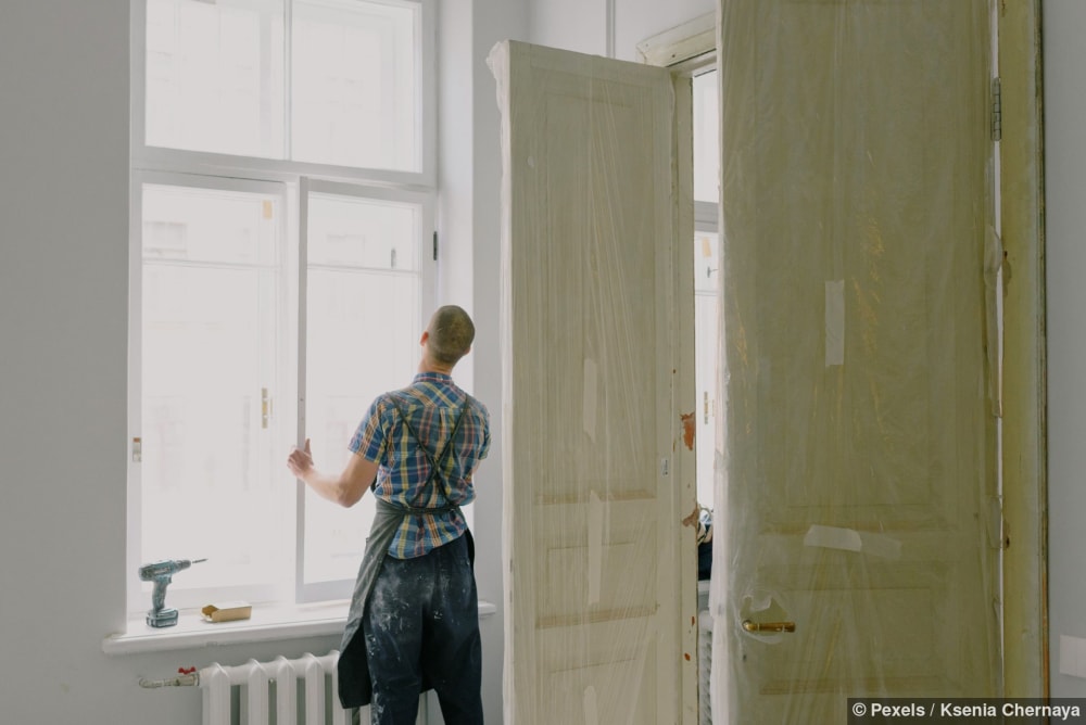 Ein Handwerker arbeitet an der Fensterinstallation während einer Hausrenovation