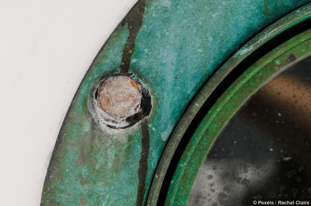 Bullauge mit Grünspan, der entfernt werden sollte