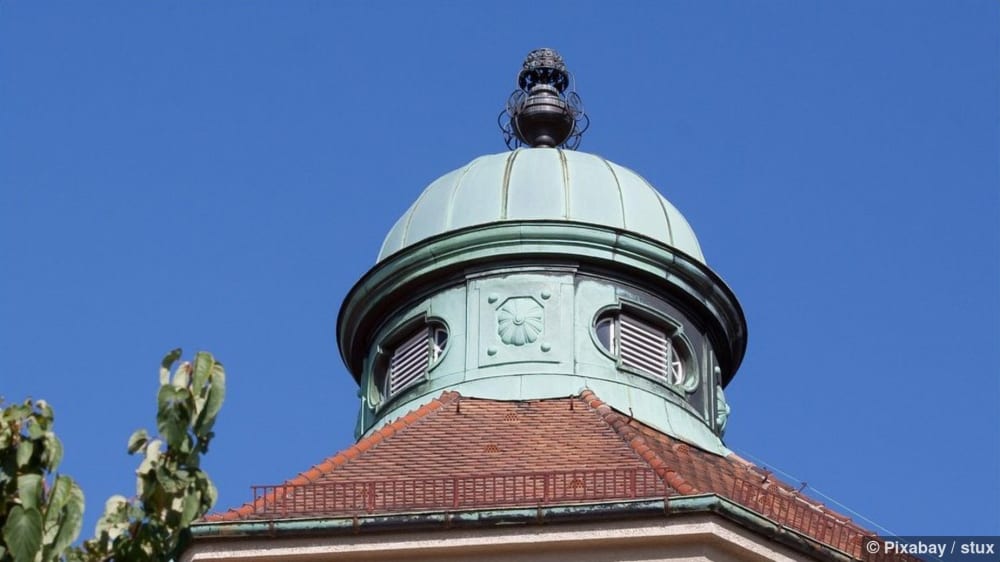 Jugendstil-Gebäude mit grün patiniertem Kupferdach