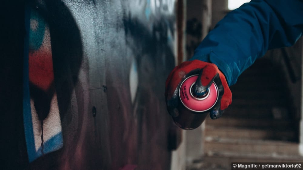Graffiti entsteht beim Sprühen von Farben mit Sprühdosen