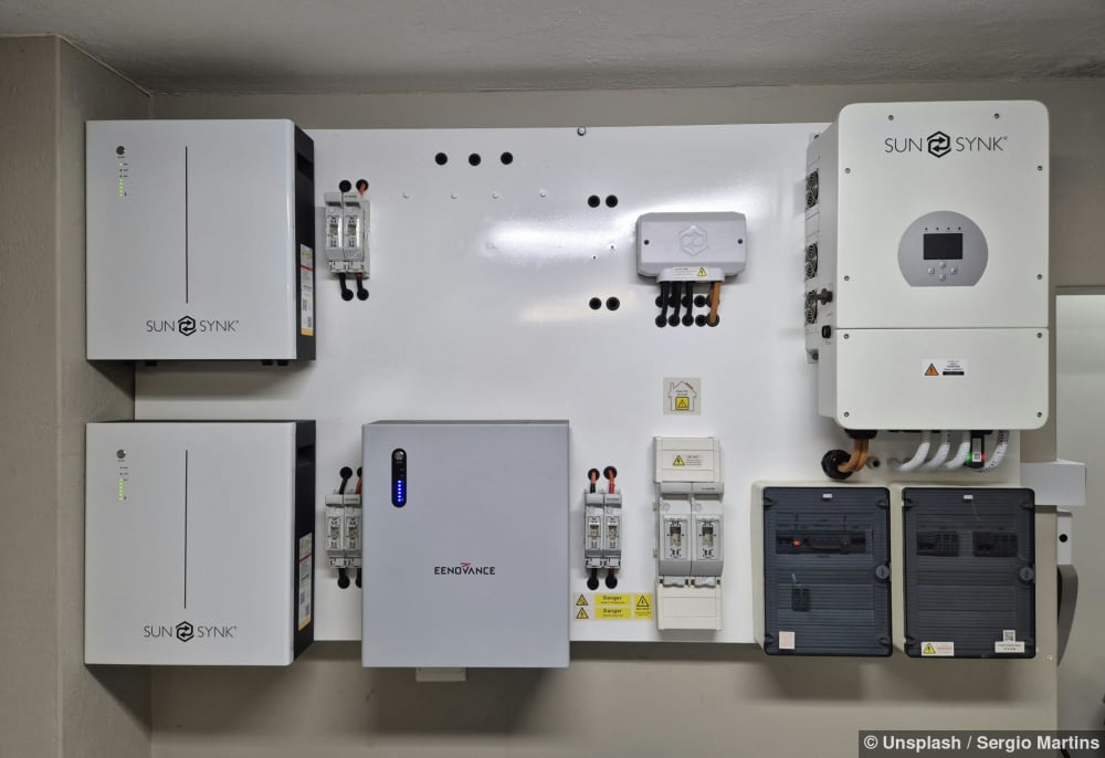 Ein an der Wand montiertes System zur Speicherung von Solarenergie kann auch zu Energy Sharing genutzt werden.