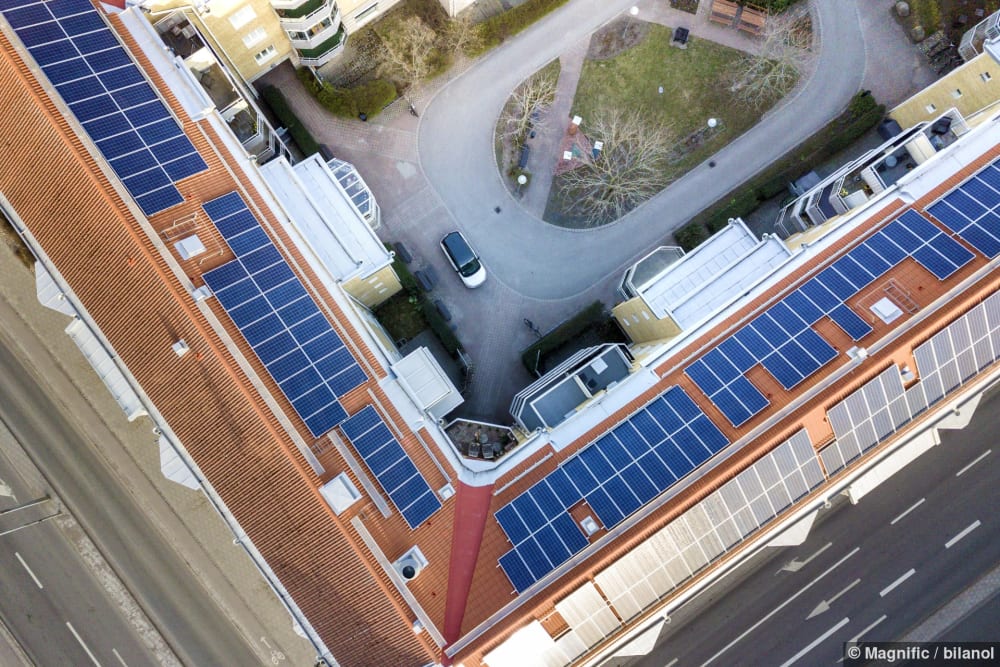 große Liegenschaft mit Solaranlage auf dem Dach; perfekt für Energy Sharing über ZEV, vZEV oder LEG