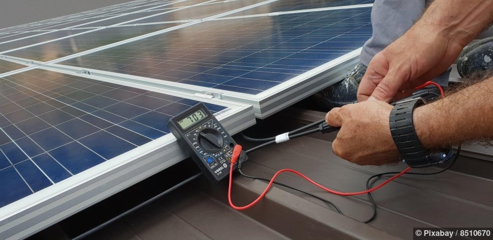 Techniker verbindet Solarmodule für die Stromversorgung im Gebäude