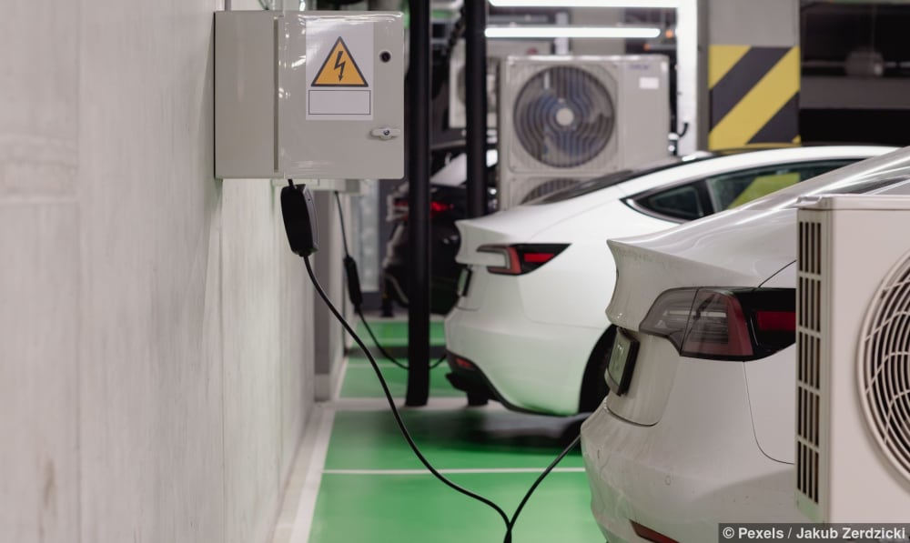 Elektroautos laden in einer Tiefgarage, ein möglicher Verbraucher im ZEV