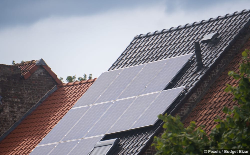 Solarpanels auf einem Wohnhausdach, dessen Mietparteien einen ZEV bilden können