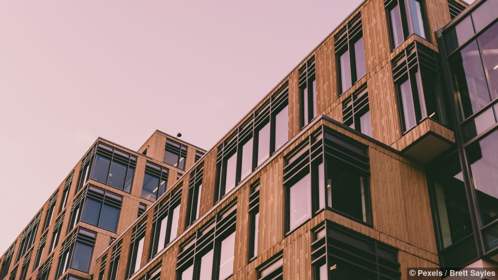 Modernes Bürogebäude mit einer Holzfassade