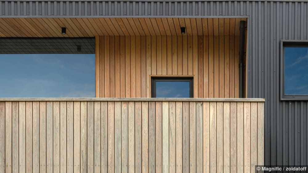 Wohnhaus mit hinterlüfteter Holzfassade und Balkon