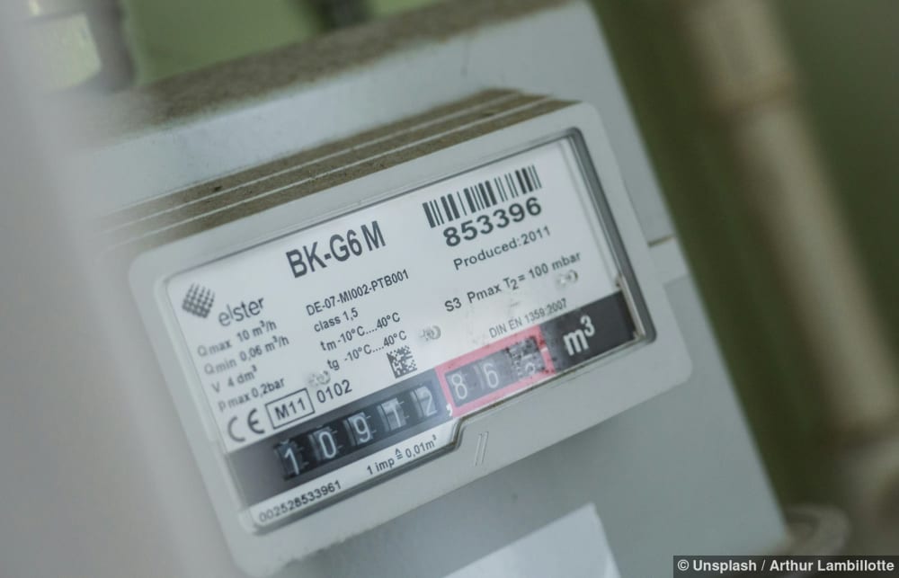 Wärmepumpe Stromverbrauch: Ein digitaler Stromzähler mit sichtbaren Zahlen und Kabeln