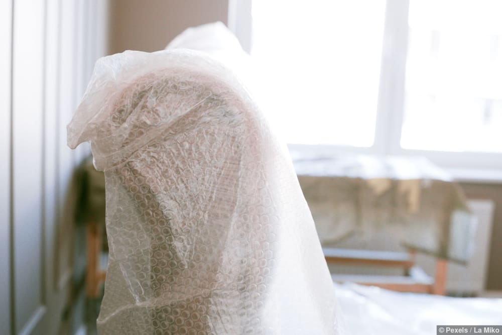 Möbel, die zum Schutz beim Zügeln in Luftpolsterfolie eingewickelt sind