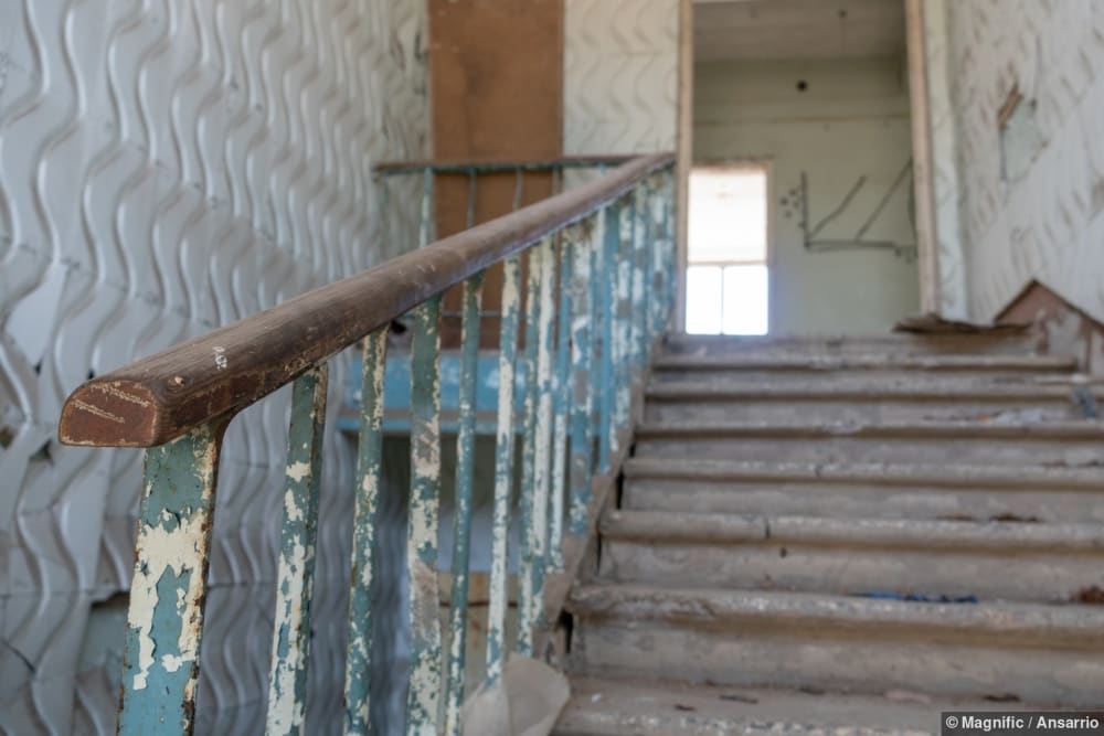 Alte Holztreppe mit Holzgeländer in einem leerstehenden Haus, ein typischer Fall zum Treppe renovieren