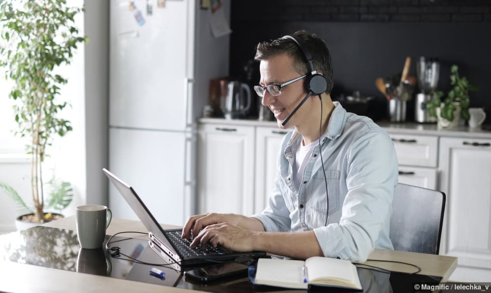 Halliges Homeoffice mit harten Küchenflächen, wo sich die Raumakustik verbessern lässt