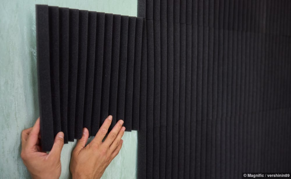 Montage von Akustikschaumstoffplatten an einer Wand, die die Raumakustik verbessern