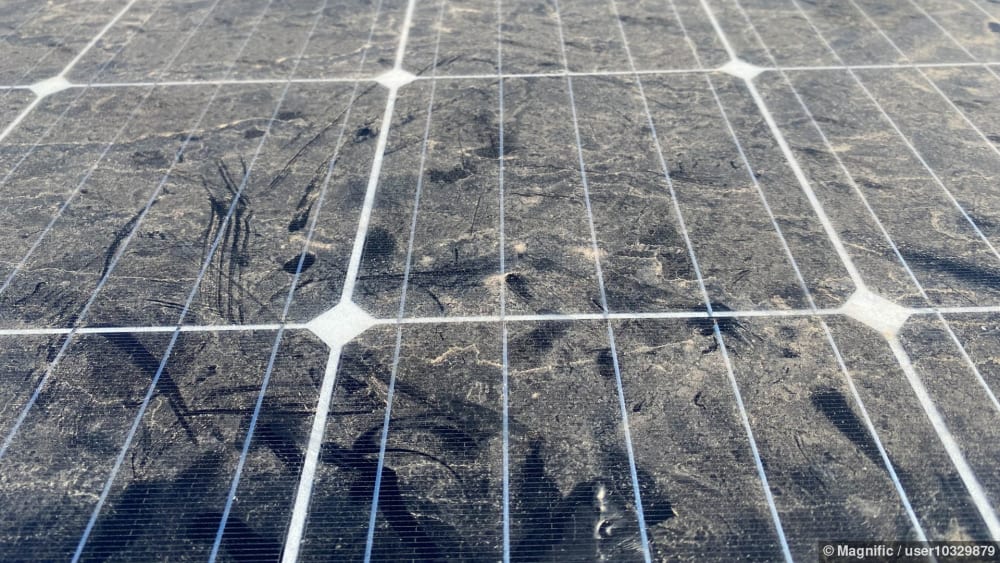 Verschmutzte und staubige Solarmodule vor der Reinigung
