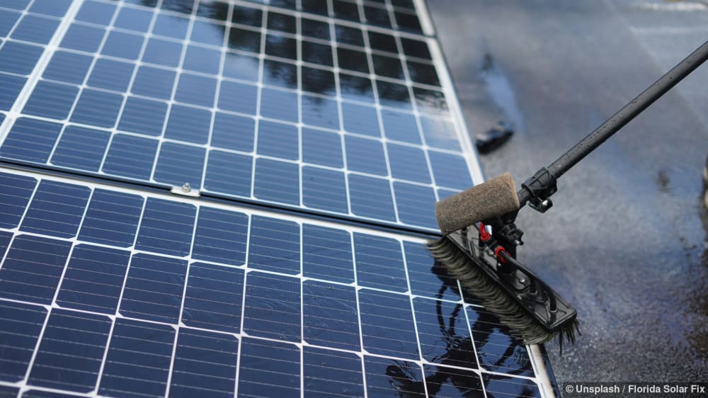 Reinigung von Solarmodulen mit einer langen Bürste