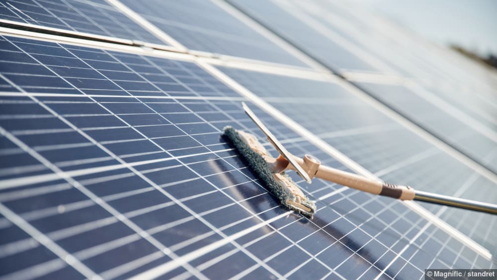 Nahaufnahme der Reinigung der Oberfläche von Photovoltaik-Modulen