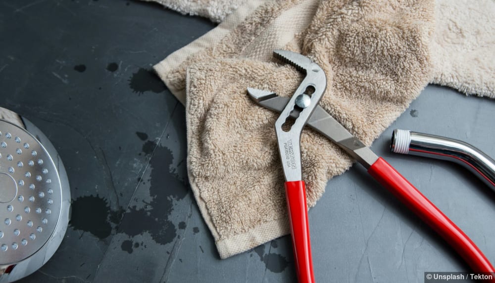 Sanitär-Werkzeug: ein rotes und silbernes Handwerkzeug liegt bereit