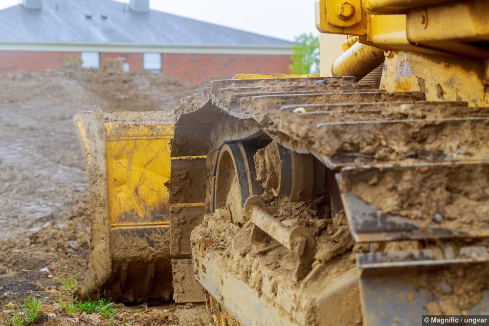 Ein schwerer Bagger steht auf einer Baustelle