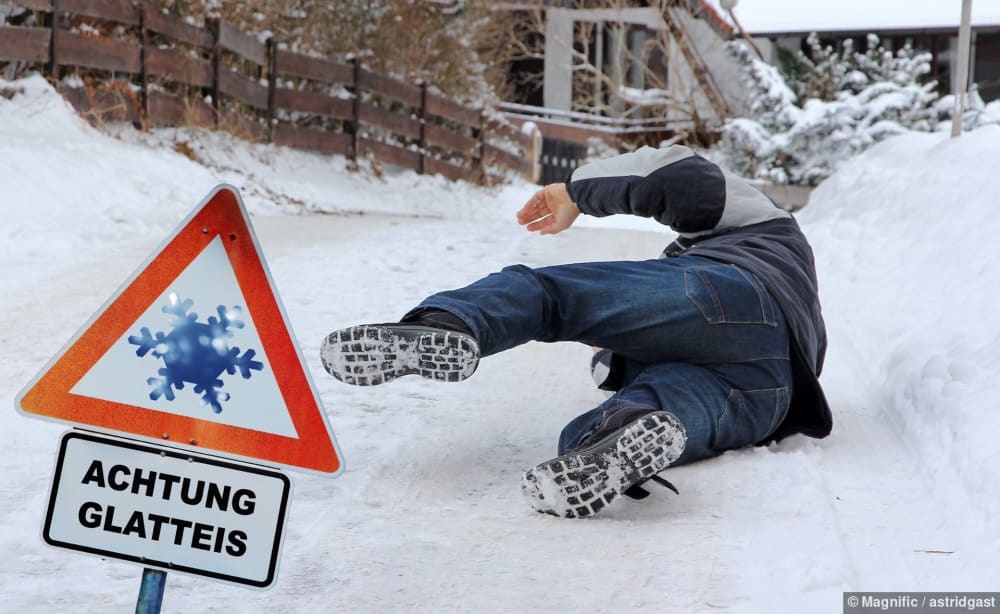 Ein älterer Mann stürzt auf schneebedecktem Boden
