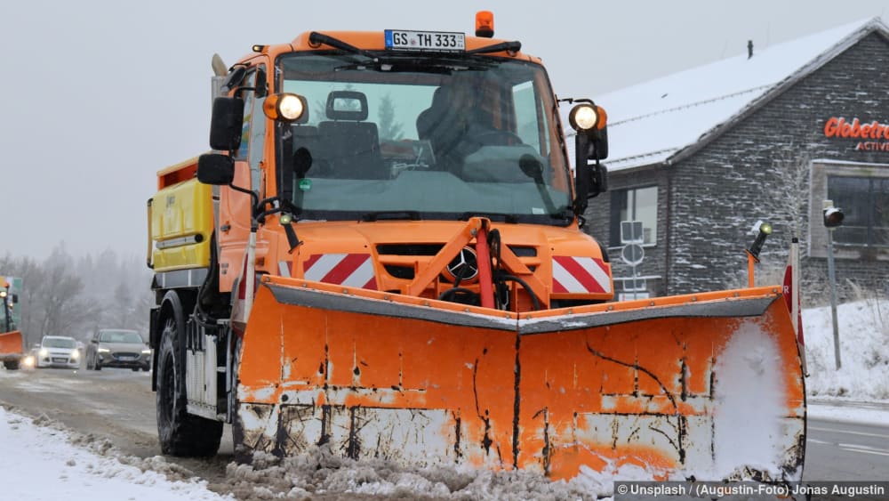 Winterdienst in Zürich: Ein Schneepflug fährt auf einer schneebedeckten Strasse