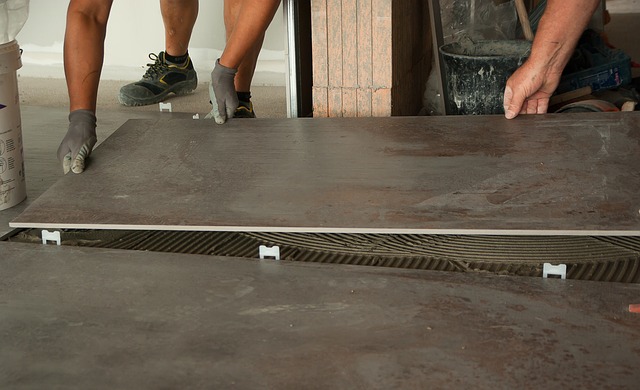 Plattenleger verlegt Platten