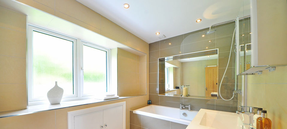 Salle de bain avec carrelage