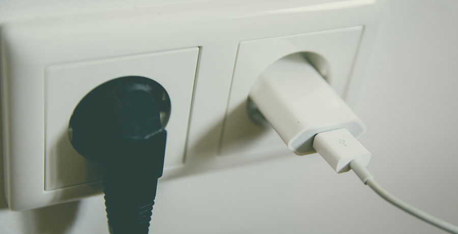 Prise encastrée avec câbles enfichés