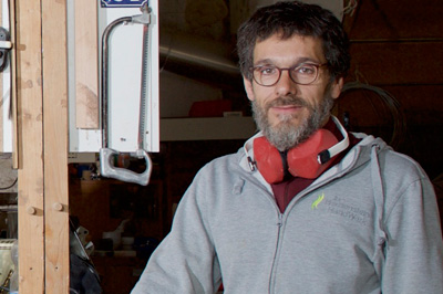 Zimmermann mit Handsäge