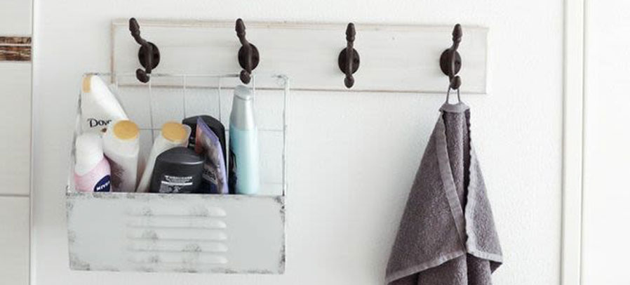 Wandhalterung im kleinen Badezimmer