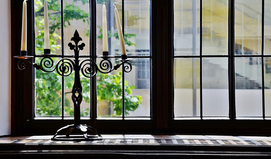 Fenstersims mit Kerzenstaender