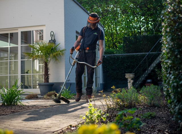 Gärtner bei der Gartenpflege