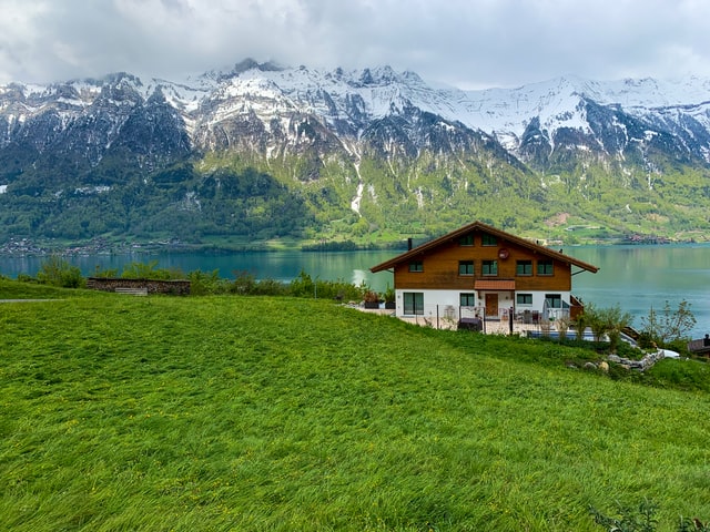 Einsames Bauernhaus am See mit Bergpanorama