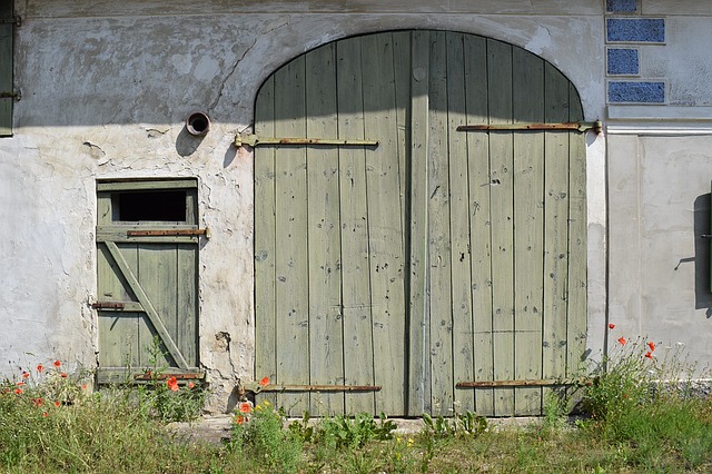 Fassade und Tor eines Bauernhofs