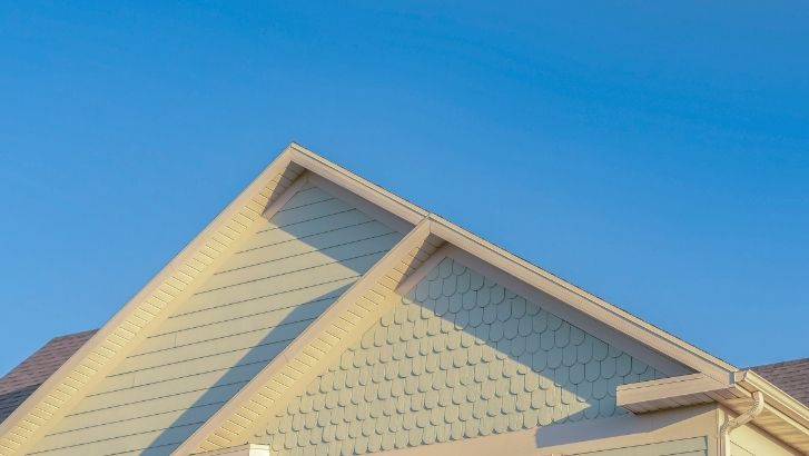 Steildach vor blauem Himmel