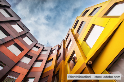 Bunte Blechfassade: Verwaltungsgebäude umgeben von buntem Blech