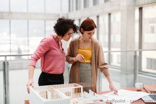 Architektinnen beim Entwurf eines Architektenhauses