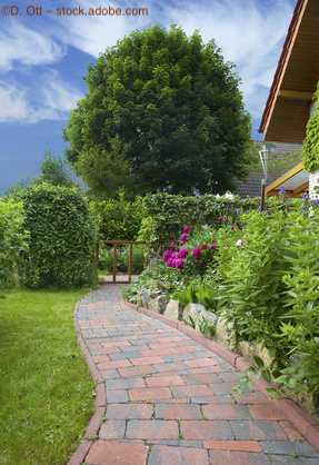 Beetbegrenzung Steine, Gartenweg