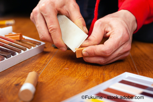 Mit Reparatur-Sets können Sie Kratzer im Laminat entfernen.