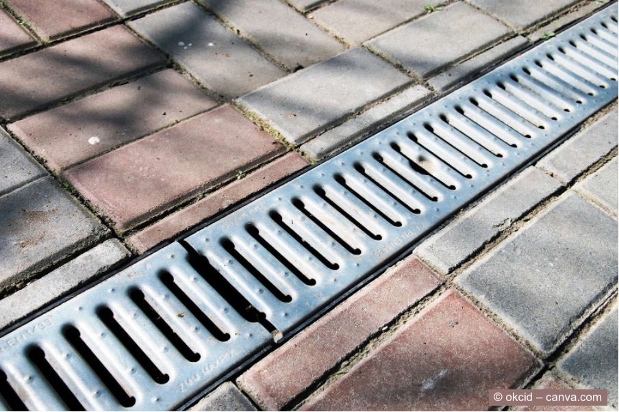 Regenwasser-Drainage-auf-dem-Bürgersteig